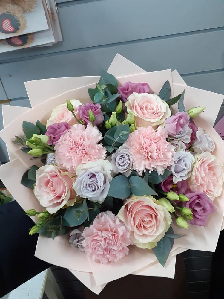 Букет цветов из: Розы, Гвоздики и Лизиантусы в Хрущево